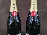 deux bouteilles de champagne Moët & Chandon posées l'une à côté de l'autre