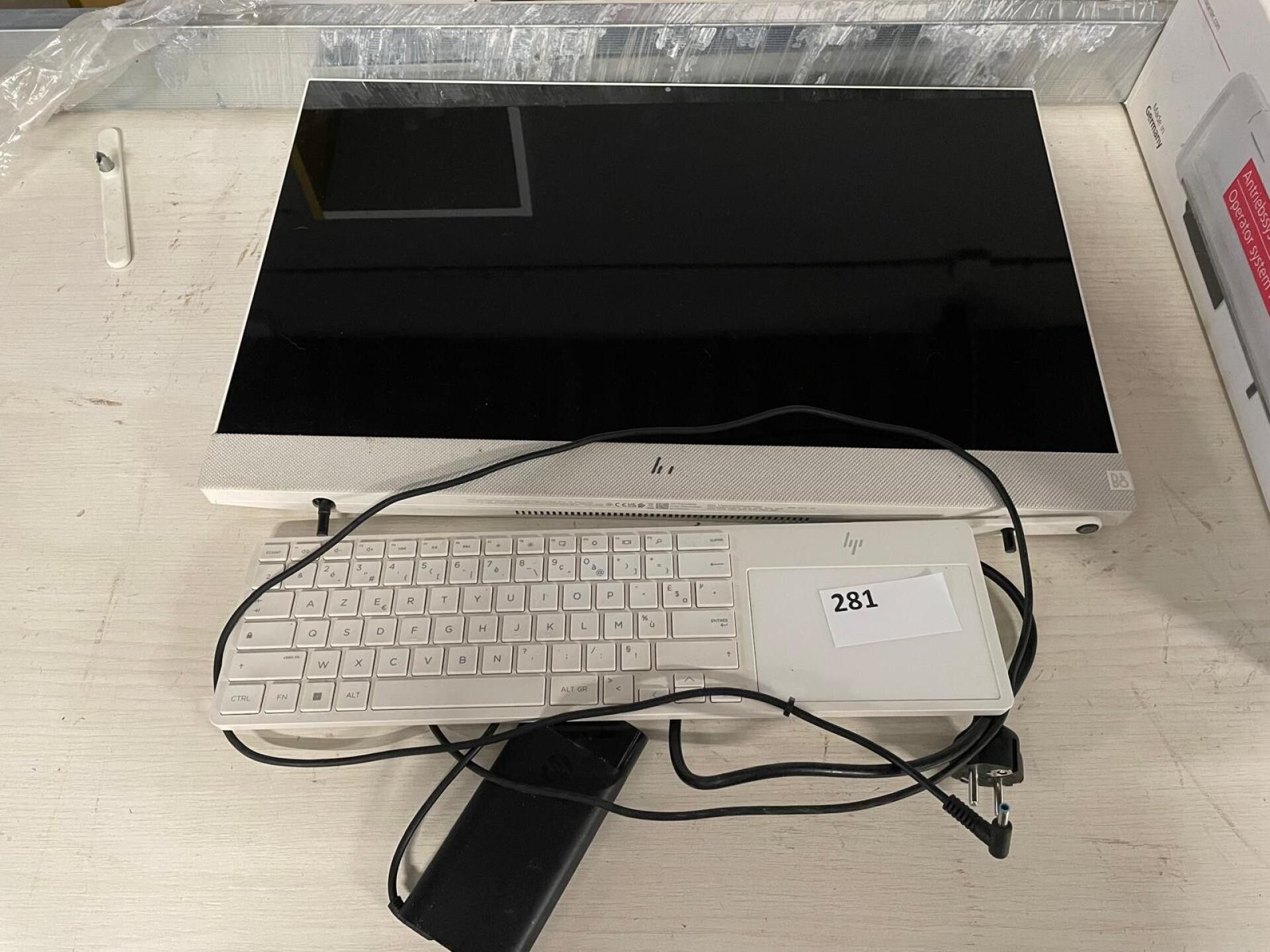 Écran ordinateur HP avec son clavier - pieds de l'ordinateur…