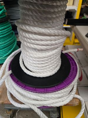 un tas de cordes posé sur une table