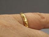 un gros plan de la main d'une personne portant une bague en or