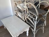 plusieurs chaises et une table dans une pièce, avec un mur en arrière-plan