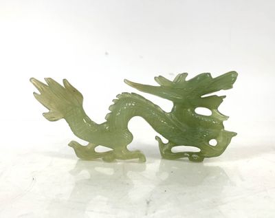 CHINE, XXe s. : Sculpture en jadéite verte présentant un dra…
