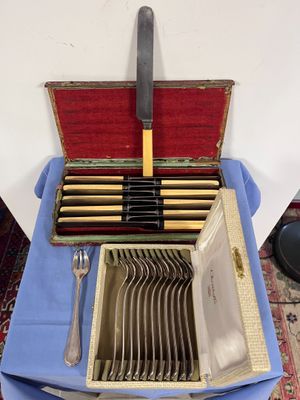 une boîte contenant des couverts et un couteau