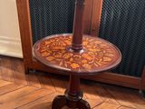 une petite table avec un plateau en bois sur un plancher en bois