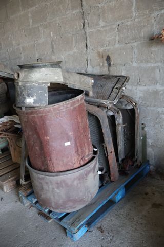 Lot de radiateurs, et calandres de voitures anciennes dont Peugeo...