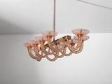 une image représentant un lustre suspendu au plafond d'une pièce