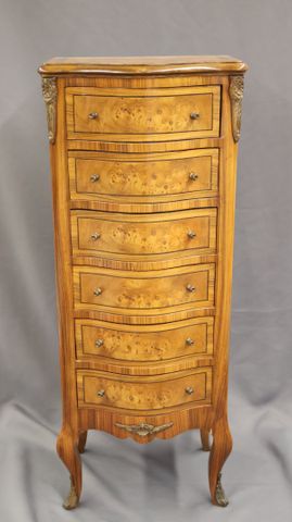 Petit chiffonnier de style Transition, en bois de placage à décor...