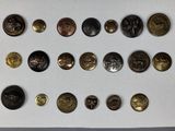 un gros plan sur une table sur laquelle se trouve un tas de pièces de monnaie