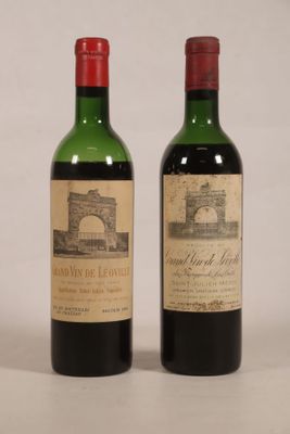 deux bouteilles de vin posées l'une à côté de l'autre sur une table
