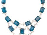 gros plan d'un collier sur fond blanc