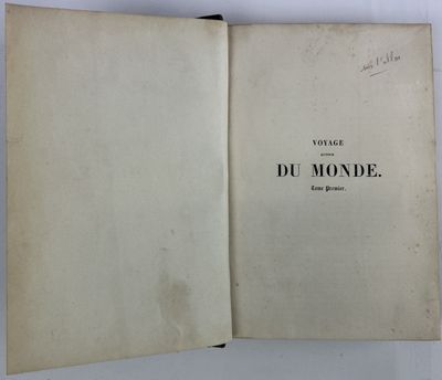 un livre ouvert posé sur une table à côté d'une table blanche