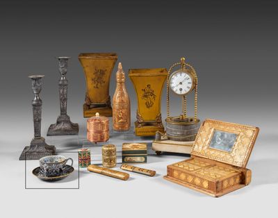 de nombreux objets différents posés sur une table