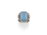 une bague en argent avec une pierre bleue au centre