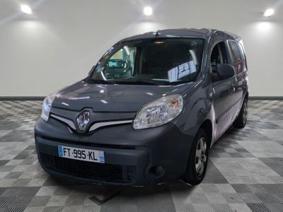 la photo d'une camionnette grise garée dans un garage