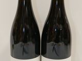 deux bouteilles de vin posées l'une à côté de l'autre sur une table