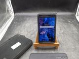 un téléphone portable et un ordinateur portable posés sur une table