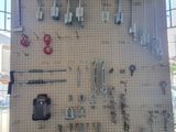 un mur sur lequel sont accrochés tout un tas d'outils