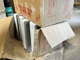 de nombreux cartons empilés sur le sol