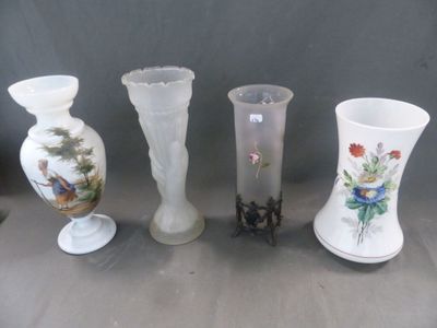 trois vases sont posés les uns à côté des autres sur une table