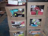 boîtes empilées dans une pièce