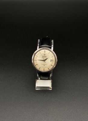 gros plan d'une montre sur une surface noire avec un fond noir