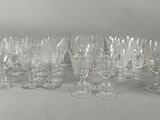 beaucoup de verres à vin vides sur la table