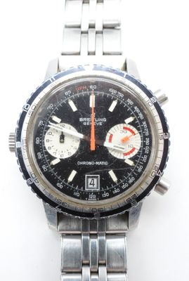 gros plan d'une montre sur une surface blanche