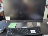 une image représentant un bureau avec un écran d'ordinateur et un clavier