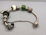 bracelet plaqué argent orné de perles vertes et blanches et de breloques