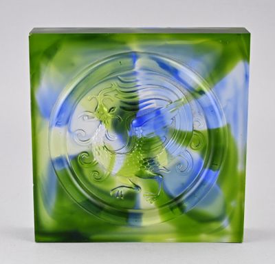 bloc de verre vert et bleu avec un motif circulaire au centre