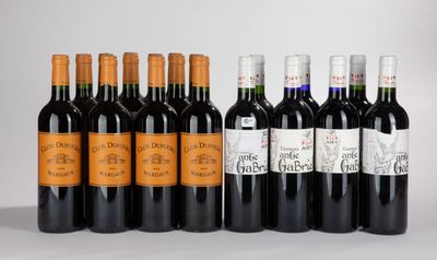 six bouteilles de vin sont alignées sur une table