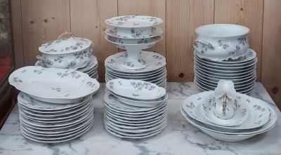 beaucoup d'assiettes et de bols sur une table