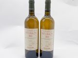 deux bouteilles de vin posées l'une à côté de l'autre sur une surface blanche