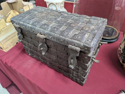 a trunk that is sitting on a table in a room