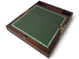 un plateau en bois avec un plateau vert et deux tiroirs