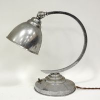 LAMPE en aluminium, fût courbé.