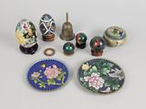 a lot of decorative items that are sitting on a table