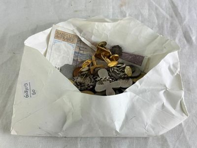 un sac en papier contenant un trousseau de clés