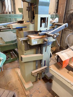 une machine placée au milieu d'une pièce
