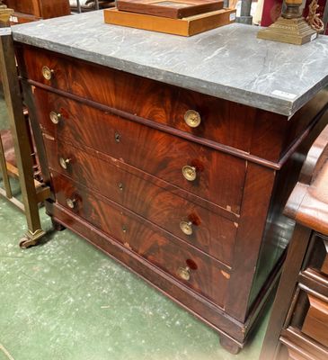 Commode en bois de placage, dessus de marbre gris Epoque Lou…