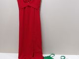 une robe rouge et verte et un débardeur vert sur un cintre
