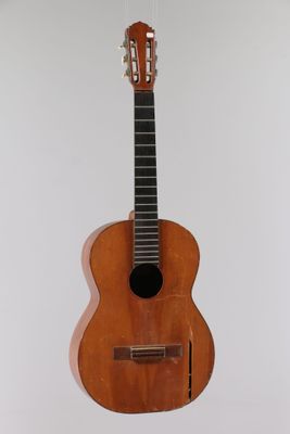une image représentant une guitare suspendue au plafond dans une pièce