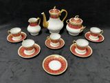 les nombreuses tasses et soucoupes qui se trouvent sur la table