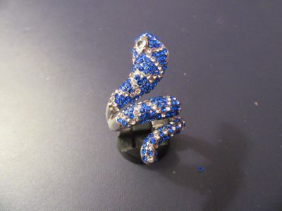 un serpent bleu et blanc posé sur une surface noire