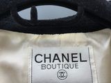 Étiquette « Chanel » sur une veste noire et blanche