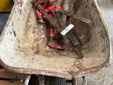 une brouette contenant des outils, dans un garage