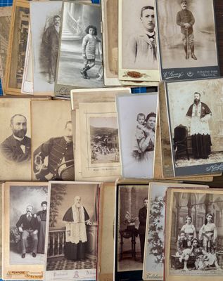 plusieurs vieilles photographies en noir et blanc représentant des personnes et des enfants