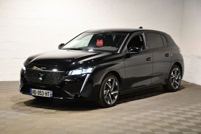 la photo d'une voiture noire garée dans un garage