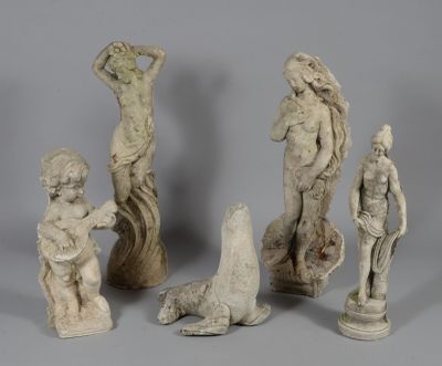 plusieurs statues de tailles et de formes variées posées sur une surface grise
