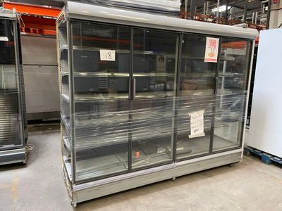 un réfrigérateur placé au milieu d'une pièce
